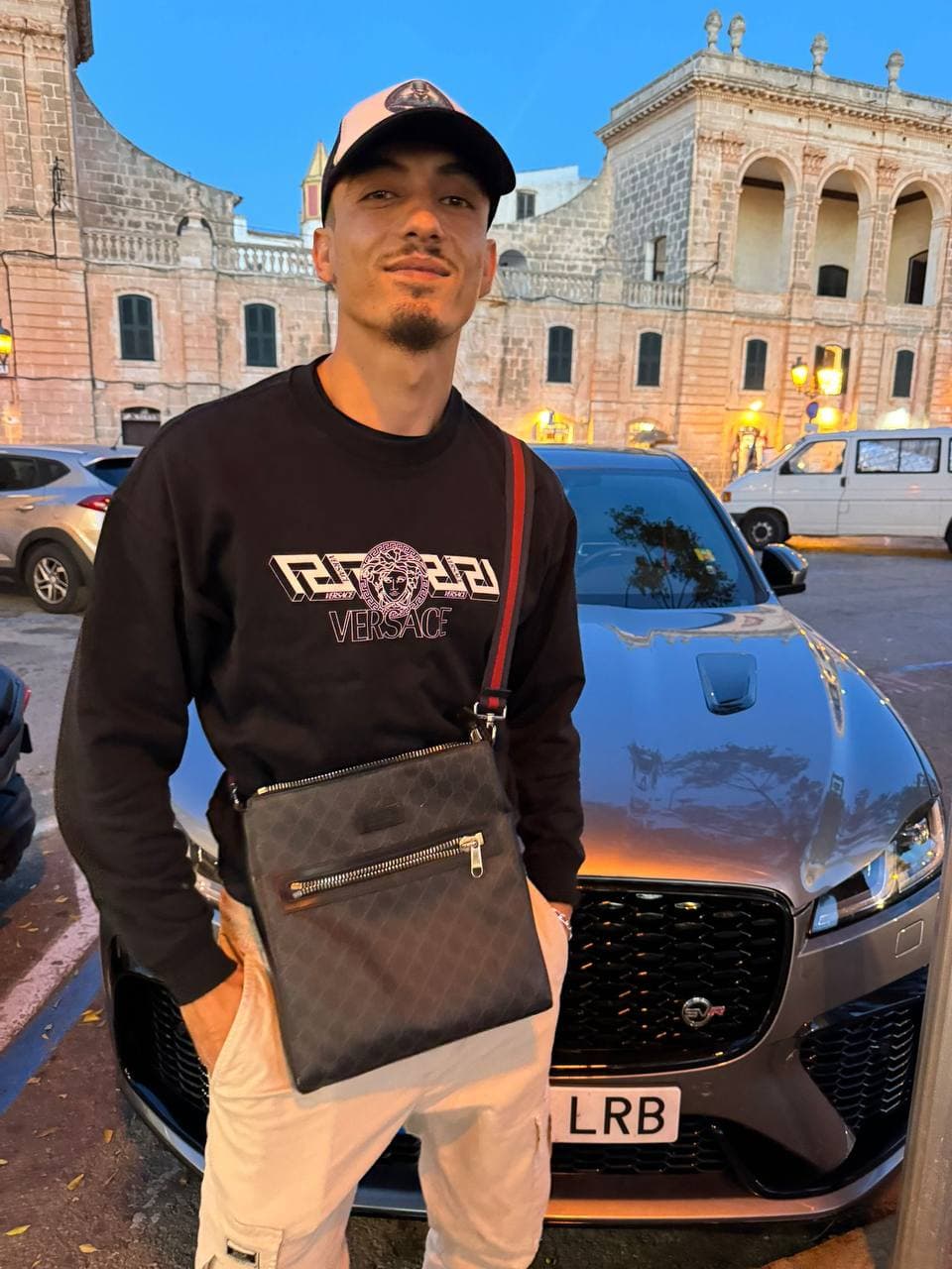 Erwin, fondateur de cofiatrading, devant sa voiture